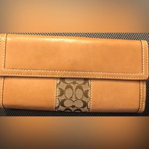 Coach woman leather wallet. Smooth leather. In very good condition, no marks.
